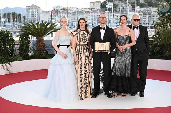 Le réalisateur et scénariste norvégien Joachim Trier (C) pose avec (de G) l'actrice américaine Elle Fanning, l'actrice norvégienne Inga Ibsdotter Lilleaas, l'actrice norvégienne Renate Reinsve et l'acteur suédois Stellan Skarsgard lors d'un photocall après avoir remporté le Grand Prix pour le film "Affeksjonsverdi" (Valeur sentimentale) lors de la cérémonie de clôture de la 78ème édition du Festival de Cannes à Cannes, France, le 24 mai 2025. Photo de David Niviere/ABACAPRESS.COM