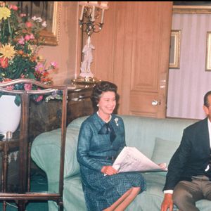 Archives : la reine Elizabeth II d'Angleterre, le prince Philip, duc d'Édimbourg, et leur chien Corgy en 1988.