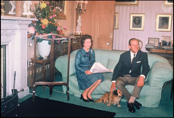 Archives : la reine Elizabeth II d'Angleterre, le prince Philip, duc d'Édimbourg, et leur chien Corgy en 1988.
