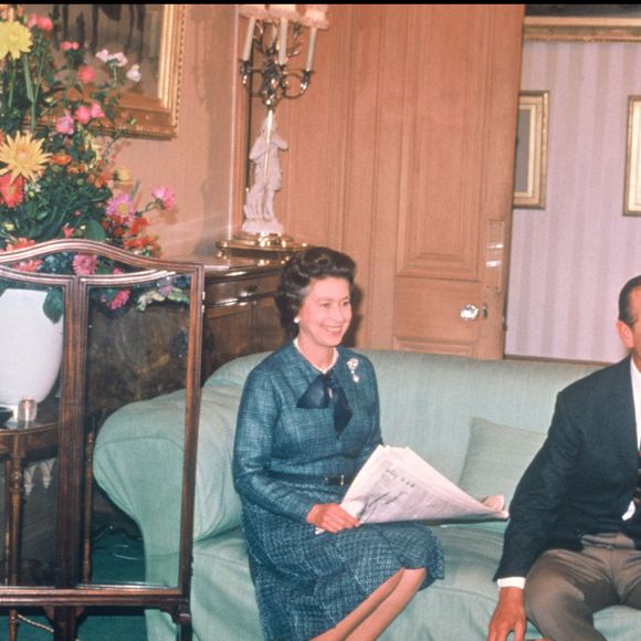 Archives : la reine Elizabeth II d'Angleterre, le prince Philip, duc d'Édimbourg, et leur chien Corgy en 1988.