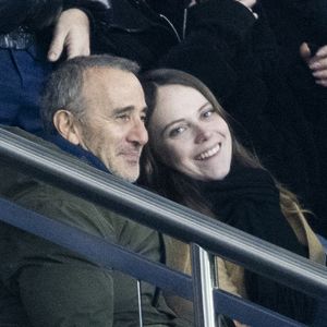 Elie Semoun et sa compagne Aude Fraineau dans les tribunes lors du match de Ligue 1 Uber Eats "PSG - Monaco (5-2)" au Parc Des Princes, le 24 novembre 2023. © Cyril Moreau/Bestimage