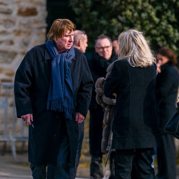 Il semblait très affecté 

Bernard Sauvat aux obsèques du chanteur Herbert Léonard au crématorium de Saint-Fargeau-Ponthierry, France, le 12 mars 2025. © Bestimage