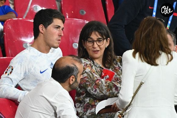 Faiza LAMARI, mère de Kylian MBAPPE, et Dylan DESCHAMPS, fils de Didier DESCHAMPS, lors du match du groupe D de l'Euro 2024 de l'UEFA opposant les Pays-Bas à la France à la Red Bull Arena, le 21 juin 2024 à Leipzig, en Allemagne.Photo : Anthony Dibon/Icon Sport/ABACAPRESS.COM
