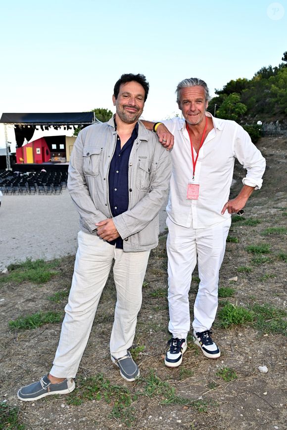 Exclusif - Bruno Salomone, qui jouera lundi 7 août au Festival, et David Brécourt durant la 2eme soirée de la 1ere édition du festival Les Théâtrales d'Eze en plein air à l'oppidum du Col d'Eze avec la pièce "Un conseil d'ami", le 6 août 2023.
© Bruno Bebert / Bestimage
