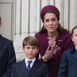 Le prince George de Galles, Catherine (Kate) Middleton, princesse de Galles, Le prince Louis de Galles, La princesse Charlotte de Galles - La famille royale britannique assiste aux célébrations du 80ème anniversaire de la fin de la Seconde guerre mondiale (VE Day) au balcon de Buckingham Palace à Londres, le 5 mai 2025.