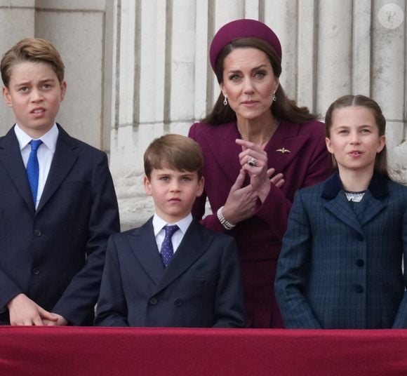 Le prince George de Galles, Catherine (Kate) Middleton, princesse de Galles, Le prince Louis de Galles, La princesse Charlotte de Galles - La famille royale britannique assiste aux célébrations du 80ème anniversaire de la fin de la Seconde guerre mondiale (VE Day) au balcon de Buckingham Palace à Londres, le 5 mai 2025.