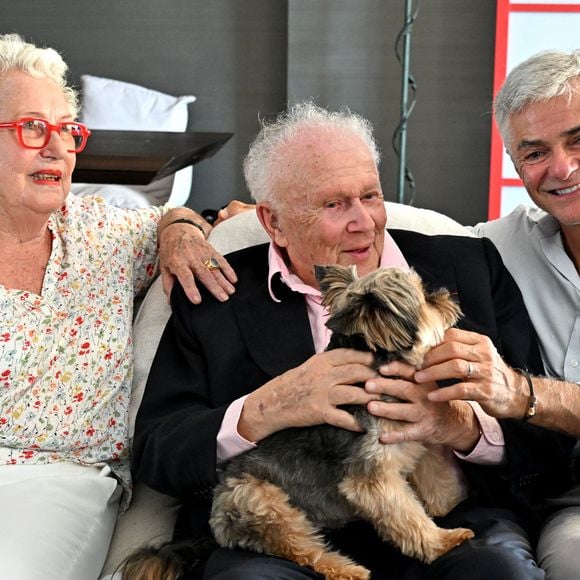 Exclusif - P¨rix Spécial - No Web - Rendez-vous avec Philippe Bouvard et sa femme Colette à leur domicile à Cannes, France, le 24 août 2022, pour une interview avec Cyril Viguier pour TV5 Monde. © Bruno Bebert/Bestimage