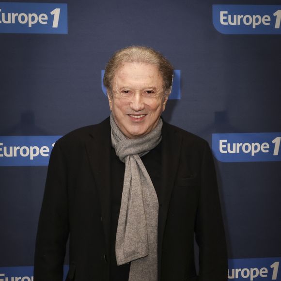 Michel Drucker a toutefois précisé que le concept ne disparaîtrait pas totalement puisqu'il serait transformé en "Vivement je vous aime".

Michel Drucker lors de la 500e de "Culture Médias" sur Europe 1 en présence de nombreux invités, à Paris, France, le 23 janvier 2026.

© Jack Tribeca/Bestimage