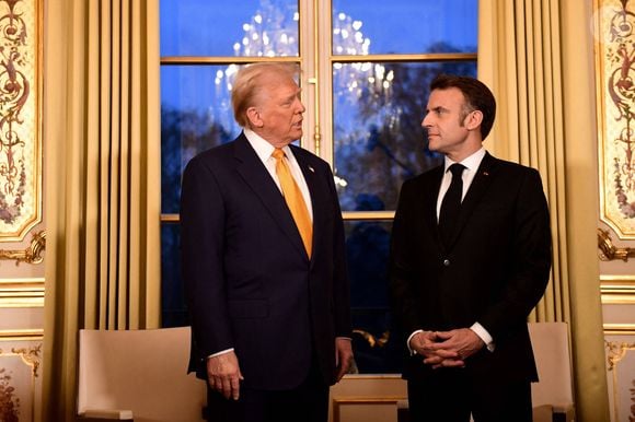 Le président français Emmanuel Macron reçoit son homologue américain Donald Trump au palais présidentiel de l'Elysée à Paris, France, le 7 décembre 2024. © Jeanne Accorsini/Pool/Bestimage