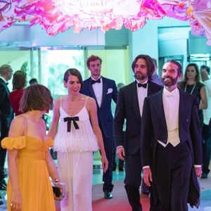 Charlotte Casiraghi et Dimitri Rassam, John Nollet lors du Bal de la Rose 2022 au Sporting Club de Monaco en faveur de la Fondation Princesse Grace le 8 juillet 2022. La princesse Caroline, fille aînée de la défunte princesse Grace, en est la présidente. Le Bal de la Rose, créé par la princesse Grace de Monaco en 1954, fait son grand retour en 2022, après deux ans d'absence en raison de la crise sanitaire. Il se déroule toujours au mois de mars mais l'édition 2022 a été reportée au 8 juillet en raison des conditions sanitaires.
© Cyril Moreau / Pool Monaco / Bestimage