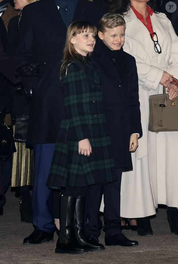 À 47 ans, la femme du prince Albert de Monaco affiche une silhouette galbée et une peau ferme et préservée des marques du temps. 

La princesse Gabriella de Monaco, comtesse de Carladès, Le prince Jacques de Monaco, marquis des Baux - La famille princière de Monaco lors de l'embrasement de la barque dans le cadre des célébrations de la Sainte-Dévote, Sainte Patronne de Monaco le 26 janvier 2024. © Claudia Albuquerque / Bestimage