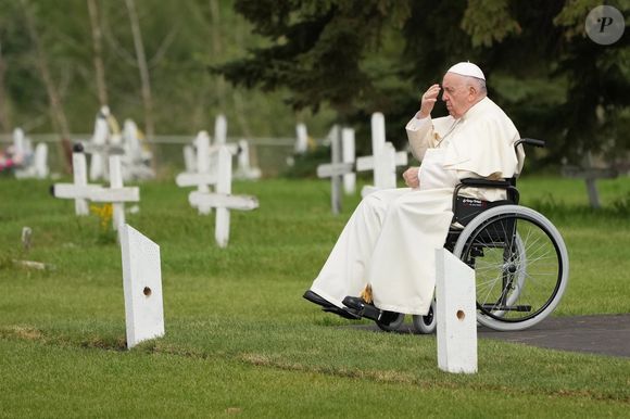 La cérémonie d’adieu se précise.
Jorge Mario Bergoglio, plus connu sous son nom de règne, François, est mort ce lundi 21 avril à 88 ans. Né en 1936 à Buenos Aires en Argentine, Jorge Mario Bergoglio était le premier pape non-européen depuis le VIIIe siècle.
Photo : Backgrid UK/ Bestimage