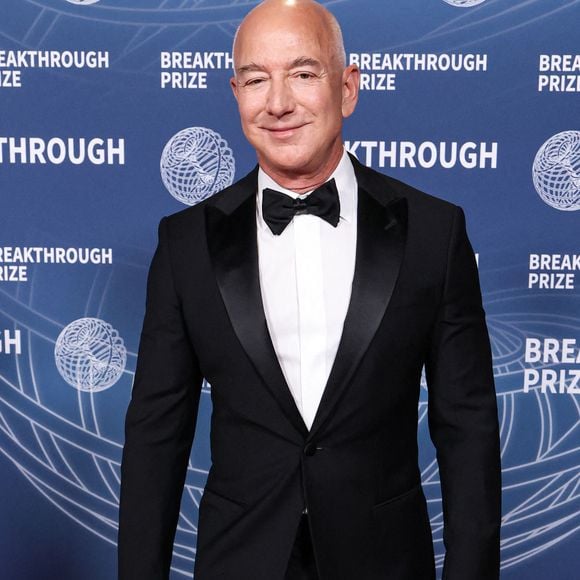 L'entrepreneur américain, magnat des affaires, fondateur et président exécutif d'Amazon Jeff Bezos arrive à la 11e cérémonie annuelle du Breakthrough Prize 2025 qui se tient au Barker Hangar le 5 avril 2025 à Santa Monica, Los Angeles, Californie, États-Unis. Photo par Xavier Collin/Image Press Agency/ABACAPRESS.COM