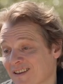 Bénabar installé dans une bastide provençale depuis 10 ans avec femme et enfants : il ouvre les portes de son coin de paradis situé dans le "plus beau village du monde"