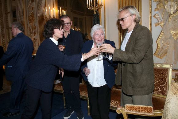 Line Renaud demande à trinquer pour remercier et célébrer l'événement, avec Rachida Dati (Ministre de la Culture), Dany Boon et Muriel Robin - Line Renaud fait don de ses archives aux Archives Nationales au Ministère de la Culture, Paris le 12 Mai 2025. © Bertrand Rindoff / Bestimage