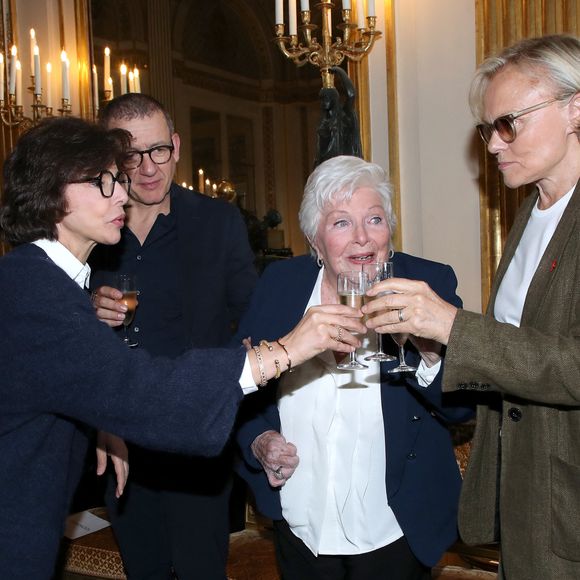 Line Renaud demande à trinquer pour remercier et célébrer l'événement, avec Rachida Dati (Ministre de la Culture), Dany Boon et Muriel Robin - Line Renaud fait don de ses archives aux Archives Nationales au Ministère de la Culture, Paris le 12 Mai 2025. © Bertrand Rindoff / Bestimage