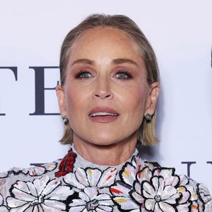 Invitée sur le canapé du talk-show de Drew Barrymore, Sharon Stone a levé le voile sur une partie de son intimité. 

Sharon Stone - Photocall du dîner de gala "Better World Fund" sur la plage Copal Beach lors du 79ème Festival International du Film de Cannes. 
© Denis Guignebourg/Bestimage