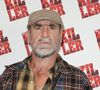L'espace était si restreint qu'ils s'entassaient parfois à dix dans la pièce, dormant tous ensemble sur des matelas posés au sol.

Eric Cantona - Avant-première du film "The Killer" au cinéma Pathé Palace à Paris © Coadic Guirec / Olivier Borde / Bestimage