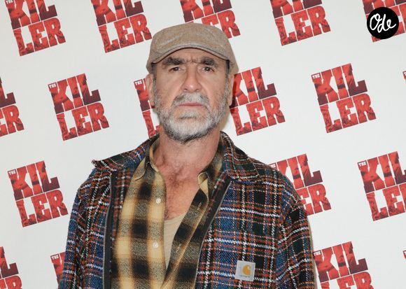 L'espace était si restreint qu'ils s'entassaient parfois à dix dans la pièce, dormant tous ensemble sur des matelas posés au sol.

Eric Cantona - Avant-première du film "The Killer" au cinéma Pathé Palace à Paris © Coadic Guirec / Olivier Borde / Bestimage