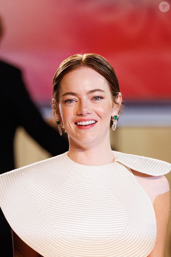 Emma Stone - Descente des marches du film « Eddington » lors du 78ème Festival International du Film de Cannes, au Palais des Festivals à Cannes. Le 16 mai 2025
© Jacovides-Moreau / Bestimage