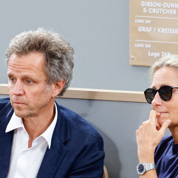 Anne-Sophie Lapix et son mari Arthur Sadoun en tribunes lors des Internationaux de France de Tennis de Roland Garros 2025, à Paris, France, le 6 juin 2025. © Jacovides-Moreau/Bestimage