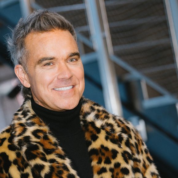 14 janvier 2025, New York, Ny, États-Unis : Robbie Williams visite l'Empire State Building pour célébrer la sortie de ''Better Man'' à l'Empire State Building à New York. 14 janvier 2025. 
©Press via ZUMA Press Wire)