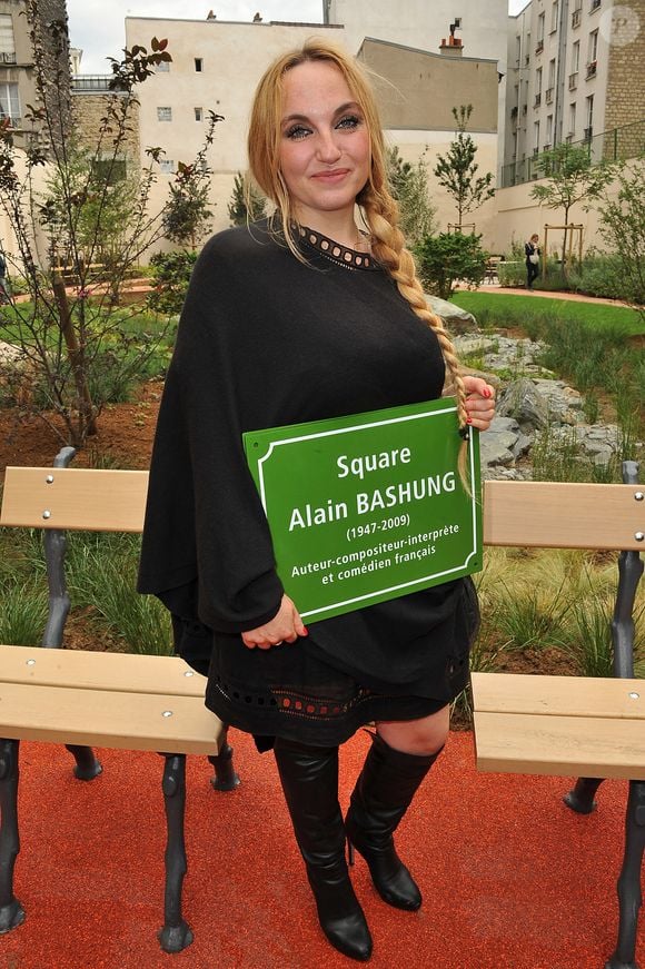 La veuve d'Alain Bashung, Chloé Bashung, assiste à l'inauguration du Square Alain Bashung à Paris, France, le 21 juin 2012. Photo de Giancarlo Gorassini/ABACAPRESS.COM