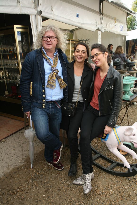 Exclusif - Diane Chatelet, Caroline Pons, Pierre-Jean Chalençon - 99ème édition de la 'Foire de Chatou' sur les antiquités et Brocante à Chatou le 29 septembre 2019. © JLPPA/Bestimage
No web no blog pour Belgique et suisse