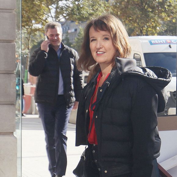 Anne Roumanoff - Les invités de l'émission "Les Grosses Têtes" à la sortie des studios de RTL à Neuilly-sur-Seine, FRance, le 22 octobre 2024. © Jonathan Rebboah/Panoramic/Bestimage