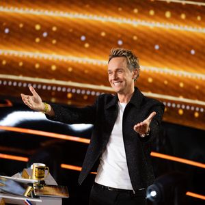 Nos confrères précisent : "Ces cachets s’ajoutent les uns aux autres et sont négociés individuellement, hors des grilles salariales classiques de France Télévisions. Là où un cadre supérieur peut espérer environ 60 000 euros par an selon les conventions internes, Féraud atteint huit fois ce montant."

Exclusif - Cyril Féraud lors de l'enregistrement de l'émission "100% Logique", présentée par C.Féraud et diffusée le 24 janvier 2026 sur France 2, à Saint Denis, France, le 28 novembre 2025. © Jeremy Melloul/Bestimage