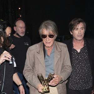 Exclusif - Jacques Dutronc (Victoire d'honneur) avec son fils Thomas Dutronc en backstage lors la 37ème cérémonie des Victoires de la musique à la Seine musicale de Boulogne-Billancourt, le 11 février 2022. © Cyril Moreau / Tiziano Da Silva / Bestimage