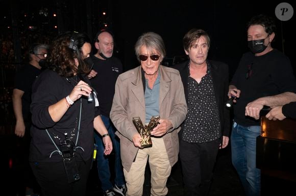 Exclusif - Jacques Dutronc (Victoire d'honneur) avec son fils Thomas Dutronc en backstage lors la 37ème cérémonie des Victoires de la musique à la Seine musicale de Boulogne-Billancourt, le 11 février 2022. © Cyril Moreau / Tiziano Da Silva / Bestimage