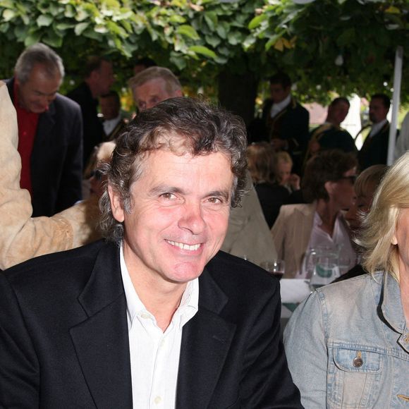Les journalistes français Claude Serillon et son épouse Catherine Ceylac posent lors de la rencontre d'écrivains 'Foret des Livres' à Chanceaux-Pres-Loches, France, organisée par l'écrivain français Gonzague Saint-Bris le 27 août 2006 Photo Denis Guignebourg/ABACAPRESS.COM
