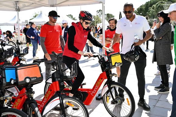 Le prince Albert II de Monaco et la princesse Charlene ont participé à la Road Safety Day, une journée de sensibilisation et de sport pour toute la famille dédié à la sécurité routière à vélo et à l'initiation des jeunes au sport, à Monaco organisée par la Fondation Princesse Charlene, le 23 mars 2025.  © Bruno Bebert/Bestimage