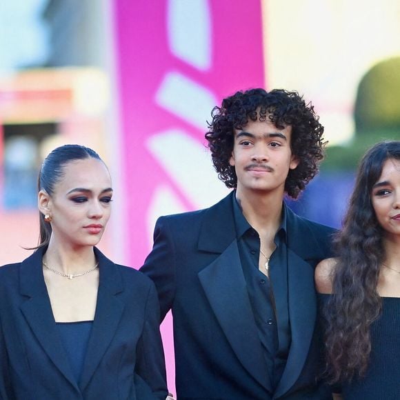 Le réalisateur français Luc Besson arrive avec sa femme Virginie Besson-Silla et leurs enfants Thalia Besson , Mao Besson , et Sateen Besson pendant pour assister à la 49e édition du festival du film américain à Deauville, dans l'ouest de la France, le 2 septembre 2023. Photo par Franck Castel/ABACAPRESS.COM