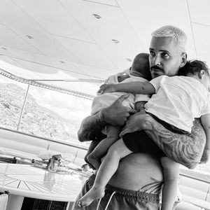 Il partage sa vie avec Christina Milian et élève avec elle leurs deux fils, tout en considérant Violet comme sa propre fille.

Matt Pokora heureux avec ses deux fils et sa belle fille Violet @ Instagram / Matt Pokora
