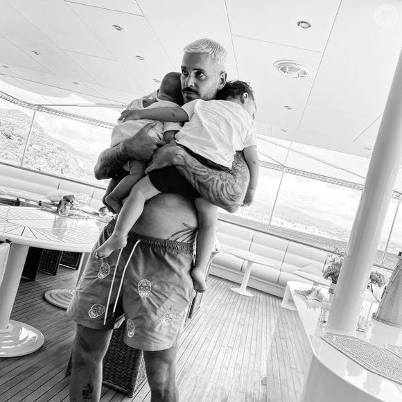 Il partage sa vie avec Christina Milian et élève avec elle leurs deux fils, tout en considérant Violet comme sa propre fille.

Matt Pokora heureux avec ses deux fils et sa belle fille Violet @ Instagram / Matt Pokora