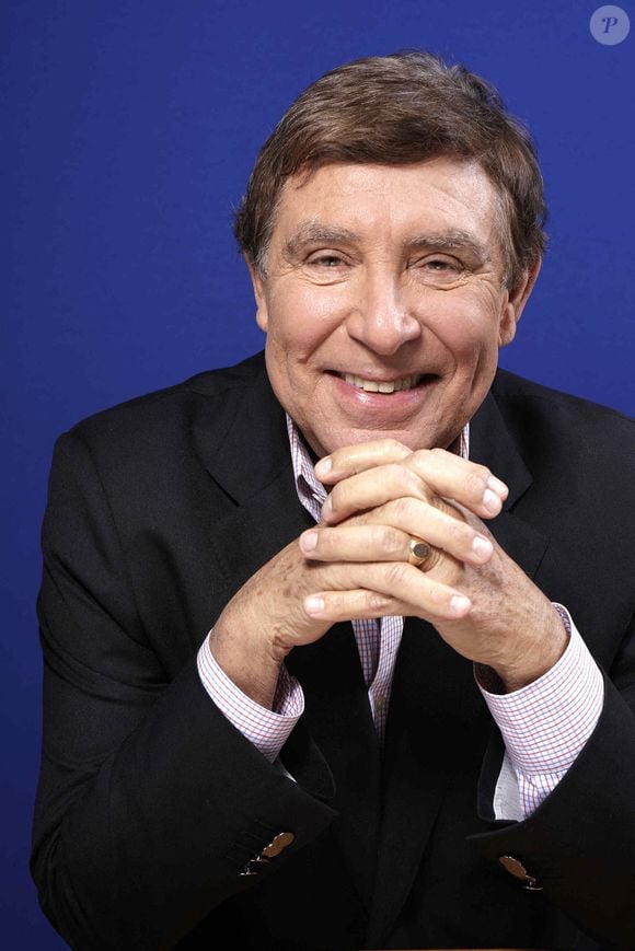 Jean-Pierre Foucault pose lors d'une séance de portraits à Paris, France, en décembre 2017. Photo par VIM/ABACAPRESS.COM