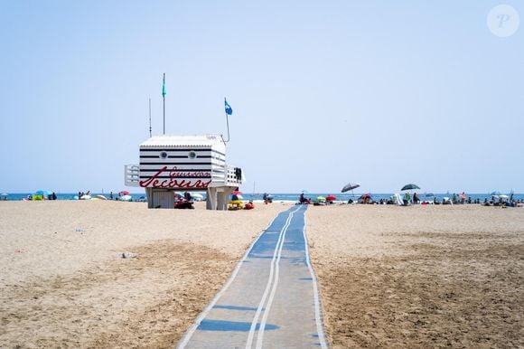 Une petite ville occitane de 5000 habitants, située au bord de l'eau.
France, Gruissan, 11 août 2021. Poste de secours de la plage de Gruissan. Scène de vie sur la plage. Photo de vacanciers sur les plages de Gruissan et de Narbonne plage. Photo par Patricia Huchot-Boissier/ABACAPRESS.COM
