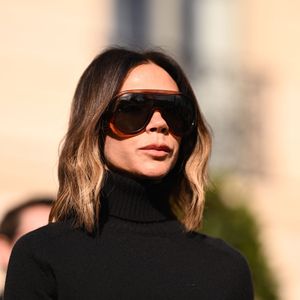Victoria Beckham à la sortie de l'hôtel La Réserve Paris - Hotel and Spa en marge de la Fashion Week de Paris (PFW), à Paris, France, le 7 mars 2025. © Pierre Perusseau/Bestimage