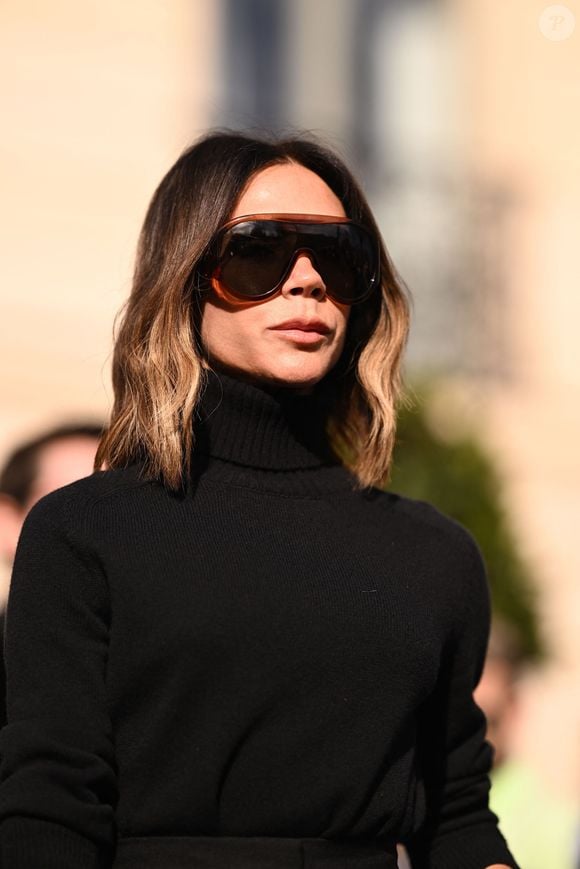 Victoria Beckham à la sortie de l'hôtel La Réserve Paris - Hotel and Spa en marge de la Fashion Week de Paris (PFW), à Paris, France, le 7 mars 2025. © Pierre Perusseau/Bestimage