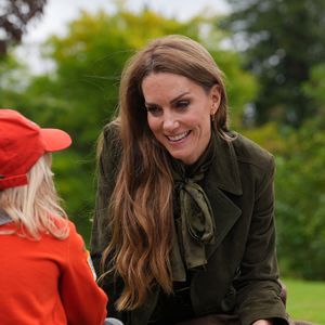 Kate Middleton s'est montrée très proche des enfants, s'asseyant même dans l'herbe avec eux.

Kate Middleton au parc de Frogmore à Windsor, dans le Berkshire, lors du deuxième jour de la deuxième visite d'État du président américain Donald Trump au Royaume-Uni. © PA Photo/ Bestimage