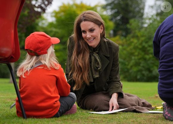 Kate Middleton s'est montrée très proche des enfants, s'asseyant même dans l'herbe avec eux.

Kate Middleton au parc de Frogmore à Windsor, dans le Berkshire, lors du deuxième jour de la deuxième visite d'État du président américain Donald Trump au Royaume-Uni. © PA Photo/ Bestimage