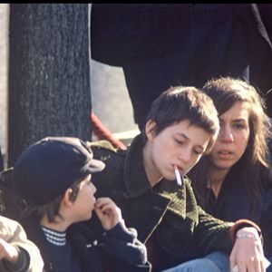 Archives- Bambou, son fils Lucien (Lulu) , Jane Birkin, Charlotte Gainsbourg, Natacha et Paul aux obsèques de Serge Gainsbourg au cimetière Montparnasse le 5 mars 1991. © AGENCE / BESTIMAGE