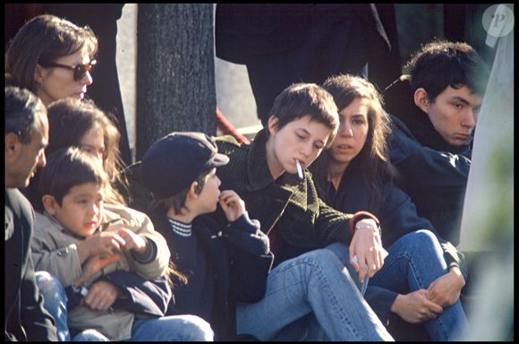 Archives- Bambou, son fils Lucien (Lulu) , Jane Birkin, Charlotte Gainsbourg, Natacha et Paul aux obsèques de Serge Gainsbourg au cimetière Montparnasse le 5 mars 1991. © AGENCE / BESTIMAGE