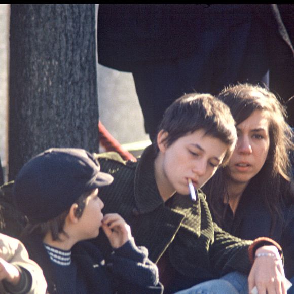 Archives- Bambou, son fils Lucien (Lulu) , Jane Birkin, Charlotte Gainsbourg, Natacha et Paul aux obsèques de Serge Gainsbourg au cimetière Montparnasse le 5 mars 1991. © AGENCE / BESTIMAGE