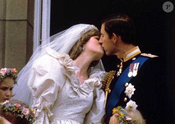 Photo d'archives datée du 29/07/81 du prince et de la princesse de Galles (anciennement Lady Diana Spencer) nouvellement mariés s'embrassant sur le balcon du palais de Buckingham après leur cérémonie de mariage à la cathédrale Saint-Paul. (PA Photos/ABACA)