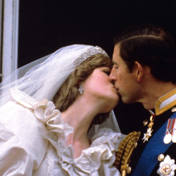 Photo d'archives datée du 29/07/81 du prince et de la princesse de Galles (anciennement Lady Diana Spencer) nouvellement mariés s'embrassant sur le balcon du palais de Buckingham après leur cérémonie de mariage à la cathédrale Saint-Paul. (PA Photos/ABACA)