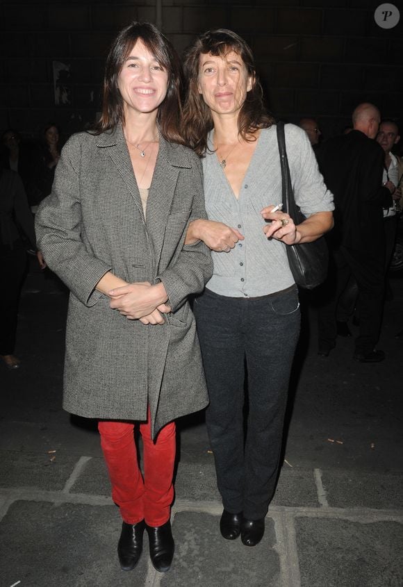 Charlotte Gainsbourg et Kate Barry - Paris le , 25 09 2013 - Inauguration de la galerie cinema de Anne Dominique Toussaint et vernissage de l'exposition " Point of View " de Kate Barry