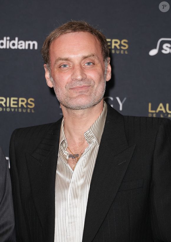L'animateur de La Grande Librairie nourrit en effet une véritable passion pour le Québec.

Augustin Trapenard - Photocall de la 31ème cérémonie des Lauriers de l'audiovisuel au théâtre Marigny à Paris le 10 février 2026. © Coadic Guirec/Bestimage